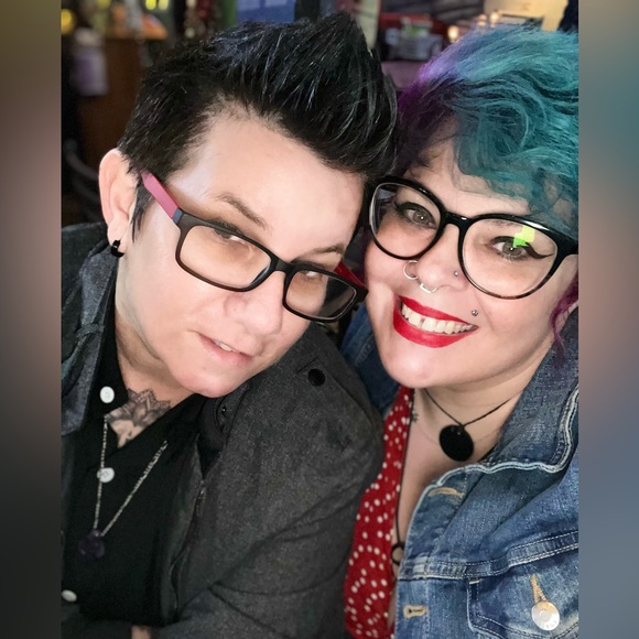 Meet your Poshers, Amanda and Nicky - Picture 1 of 1